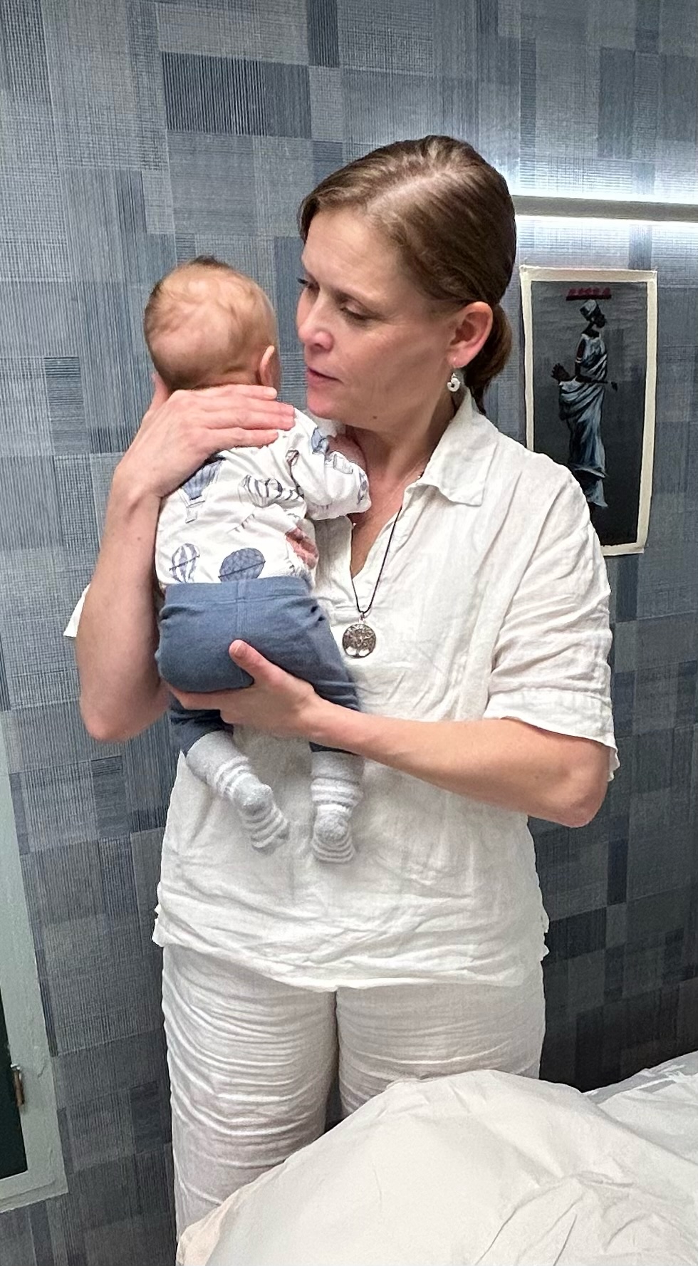 Eva Sewón pitelee vauvaa vastaanotolla